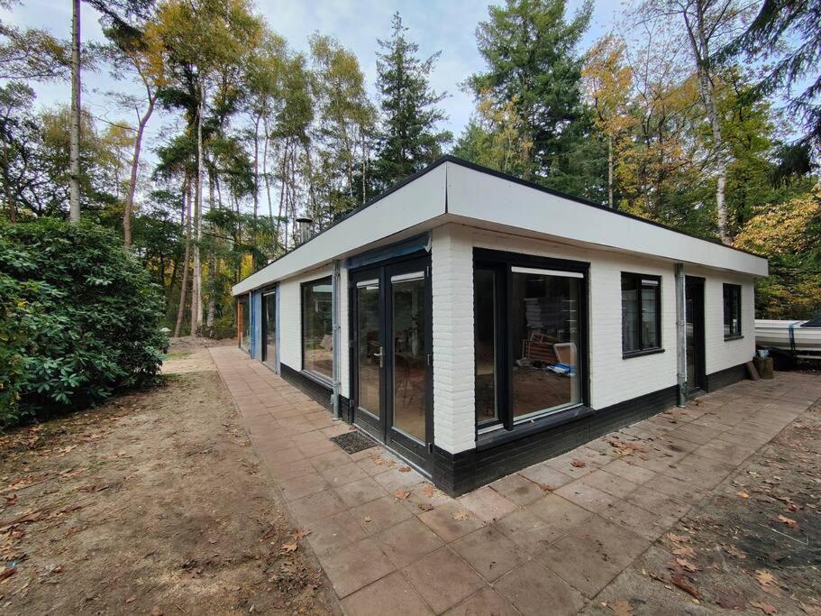 Kindvriendelijke Bungalow In Het Bos Bij Zwemmeer. Vilsteren Exterior photo